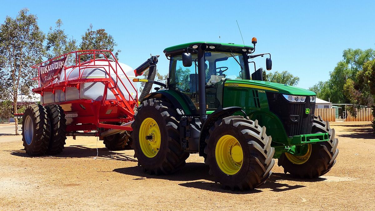 Tractor with air seeder cart in a WA wheatbelt paddock